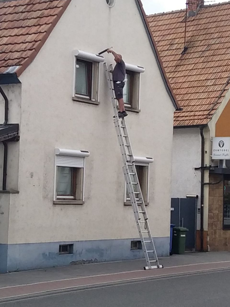 Rollladen vorher: ältere Elemente am Gebäude